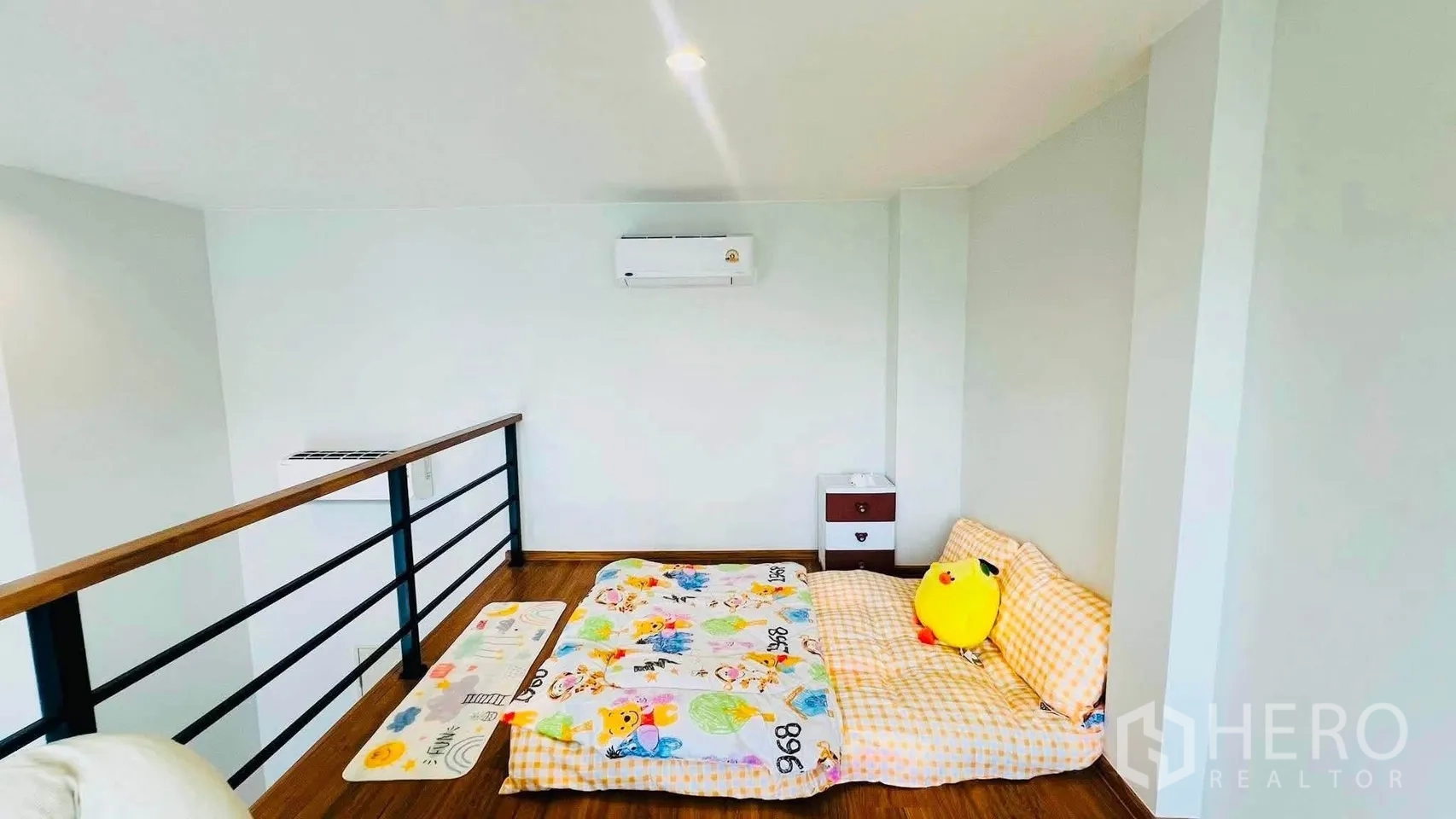 ทาวน์เฮาส์ for rent in Bang Phli, Samut Prakan - ชั้นลอยปูที่นอนพื้น พร้อมราวกันตกและเครื่องปรับอากาศติดผนัง