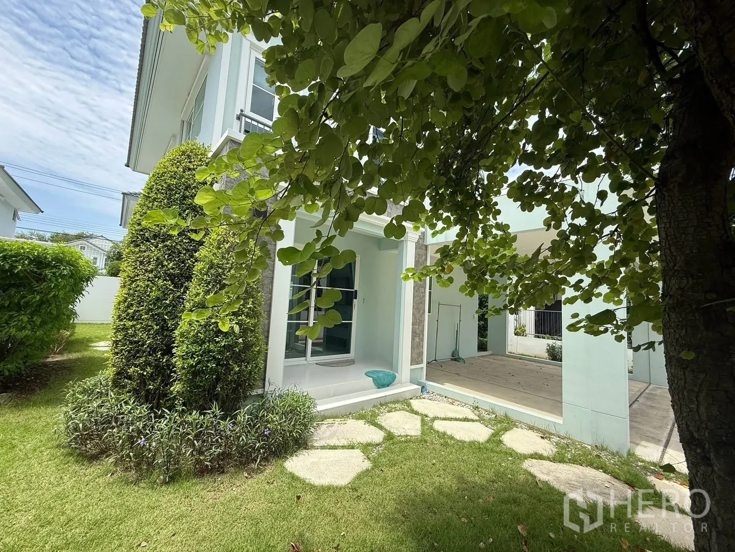 บ้านเดี่ยว for rent in Bang Phli, Samut Prakan - สวนด้านข้างตกแต่งพุ่มไม้ตัดแต่งสวย พร้อมทางเดิน