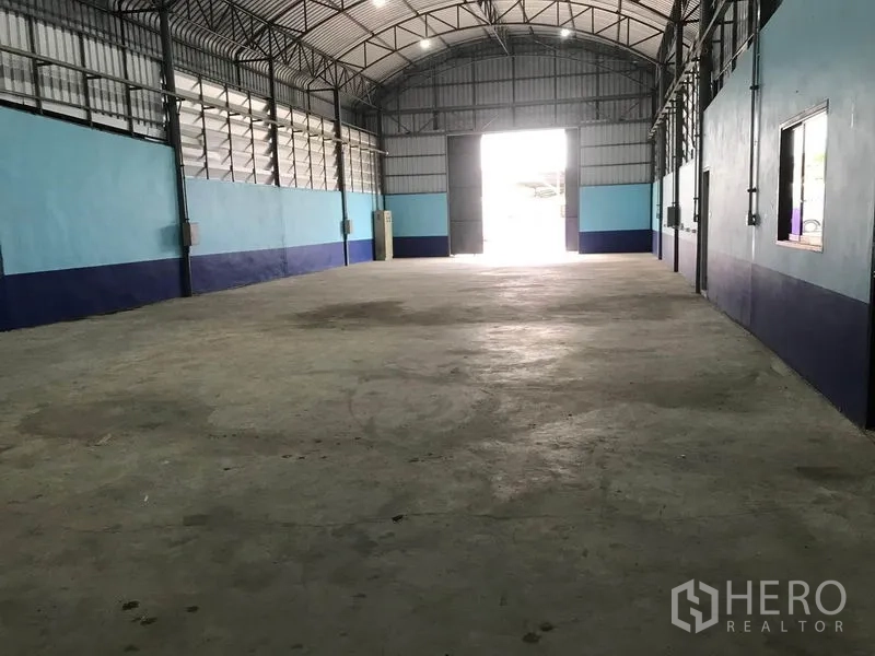 货栈 出租在Khlong Luang, Pathum Thani - 面向装卸门的开放式库房，自然采光充足并设电源点。