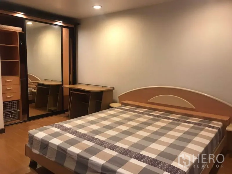 公寓 出租或出售在Khlong Toei, Bangkok - 主卧带镜面衣柜和内置书桌