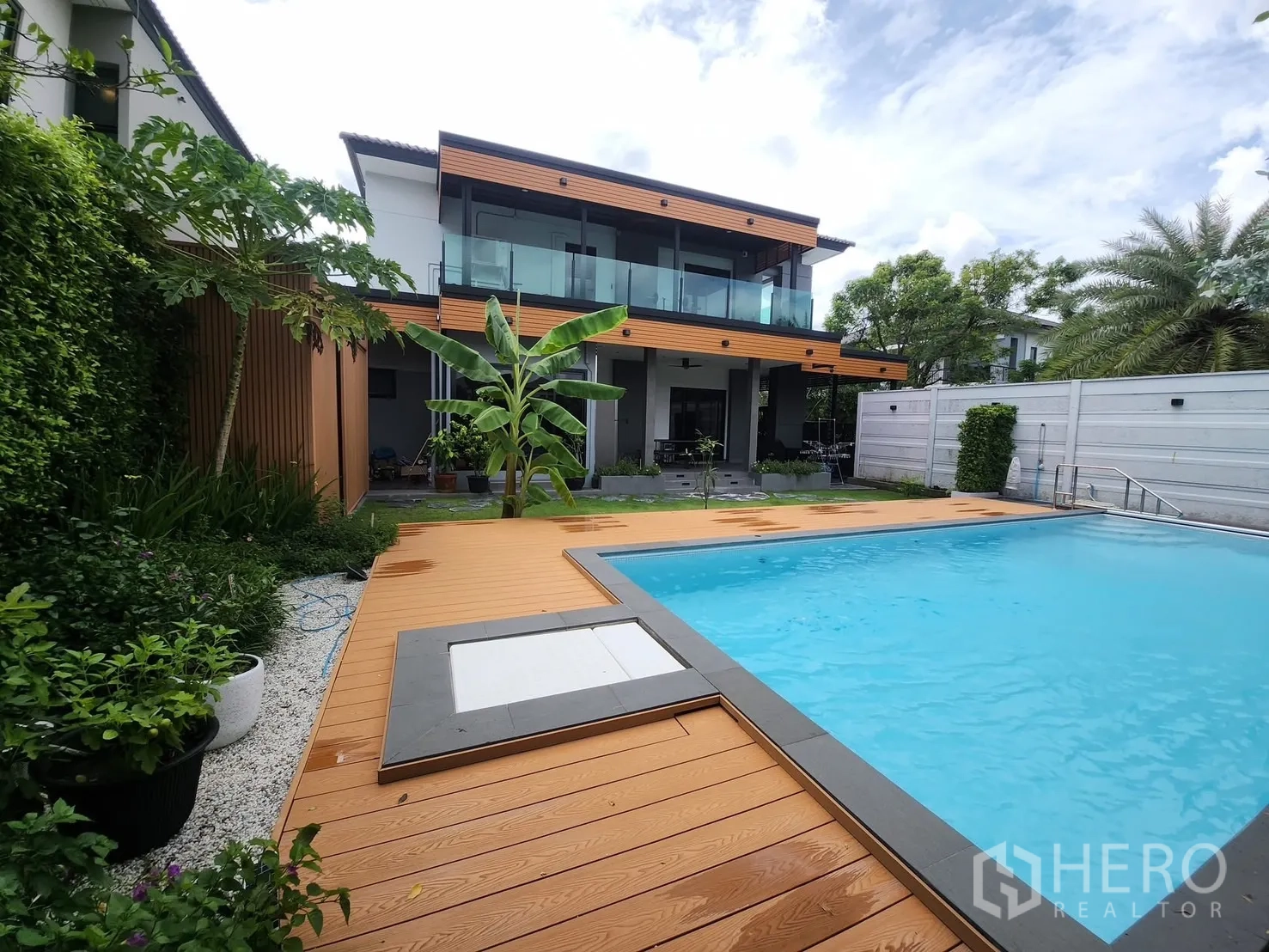 Detached House for rent in Bang Phli, Samut Prakan - Private saltwater swimming pool with wood deck and landscaped garden behind the house.