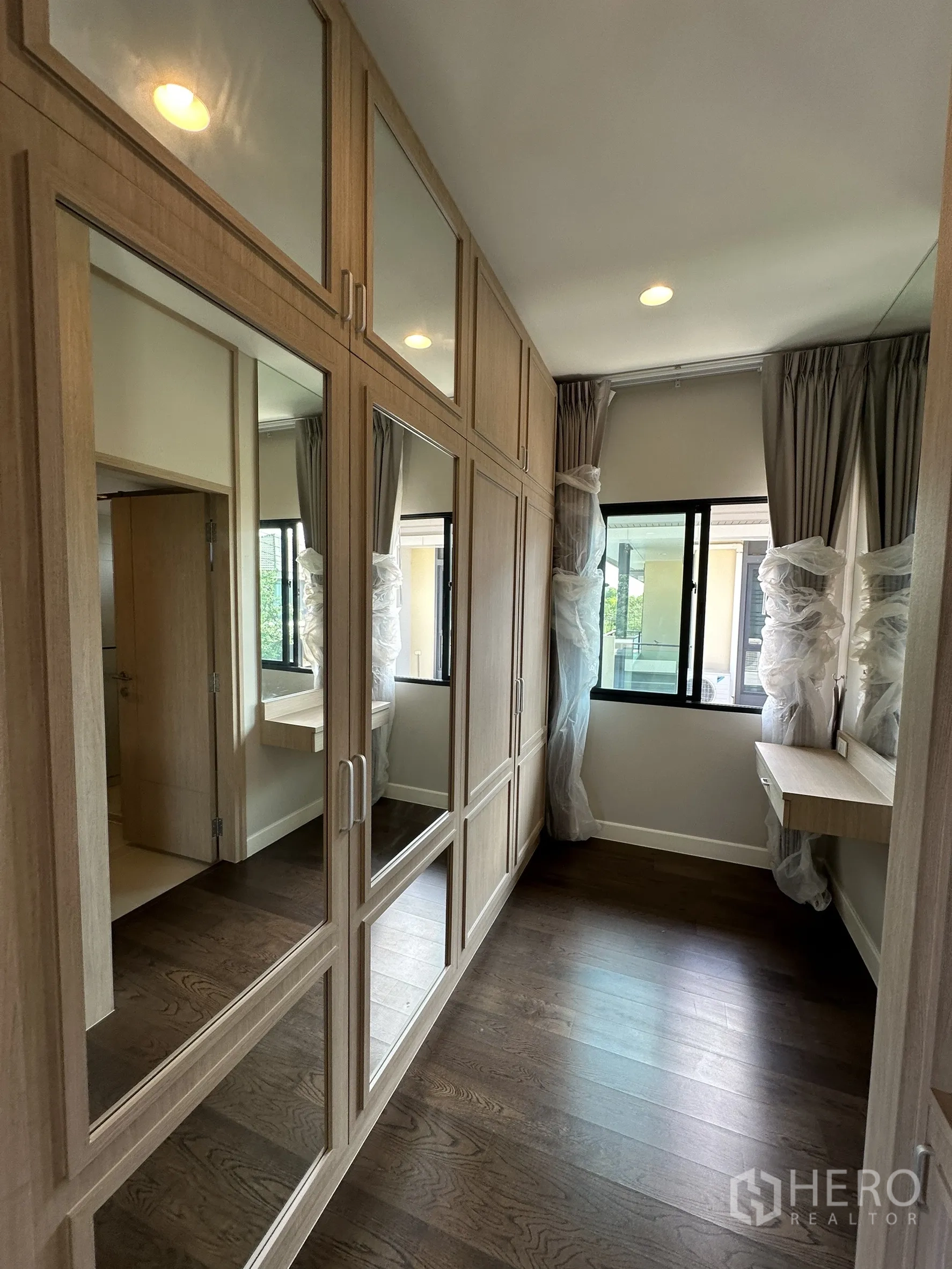 บ้าน ขายในLam Luk Ka, Pathum Thani - ห้องแต่งตัว ตู้เสื้อผ้าบานกระจกยาว พร้อมโต๊ะเครื่องแป้งและหน้าต่าง