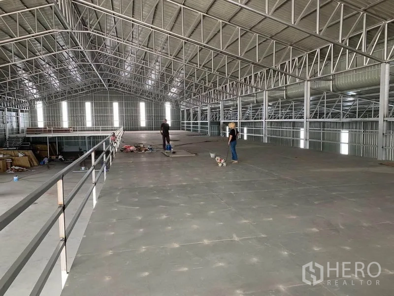 Warehouse for sale in Phra Nakhon Si Ayutthaya - Spacious mezzanine floor inside the warehouse with steel handrails and ample natural light.