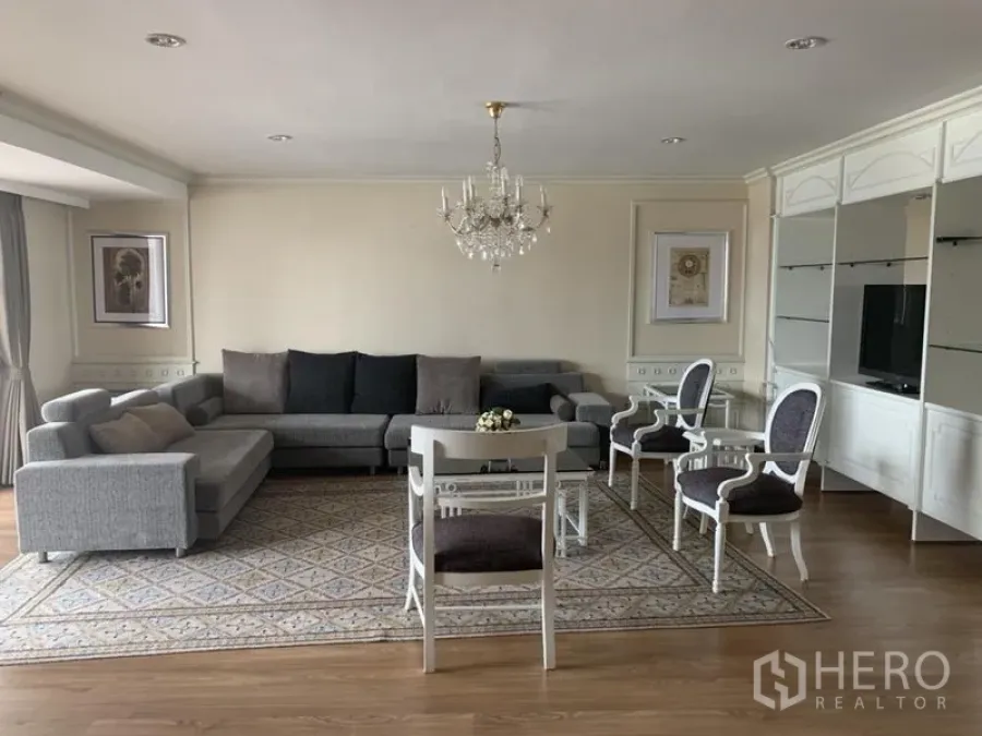 คอนโด ให้เช่าในWatthana, Bangkok - ห้องรับแขกสไตล์คลาสสิก โซฟาเข้ามุม เก้าอี้วินเทจ โคมระย้า พรม และตู้ทีวี