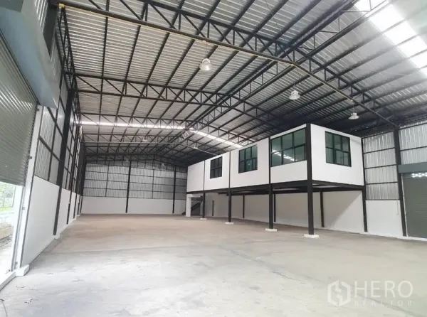 货栈 出租在Bang Khen, Bangkok - 高挑通跨仓库内部，钢结构屋顶，设有夹层办公室。