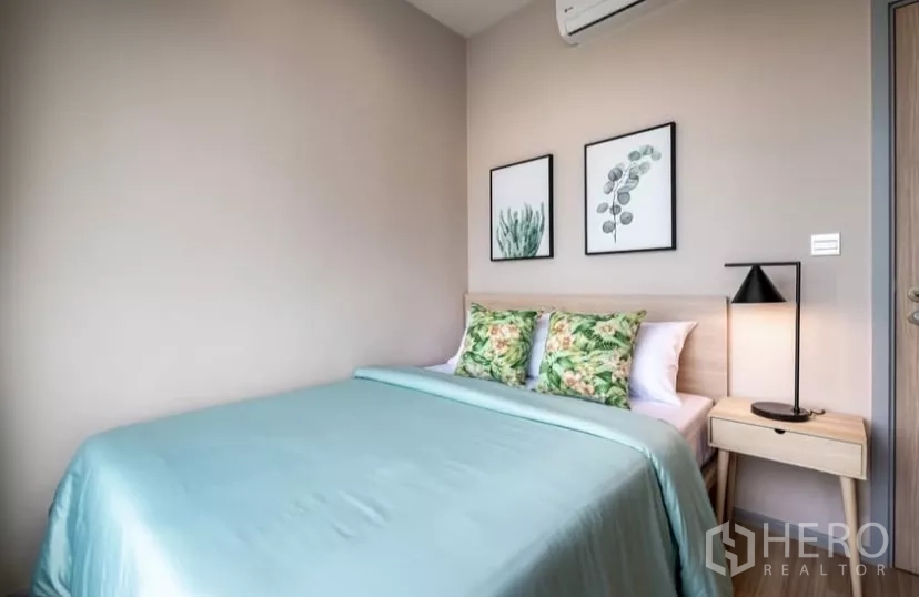 คอนโด ให้เช่าในChatuchak, Bangkok - ห้องนอนที่สองพร้อมโคมไฟหัวเตียง ภาพแขวน และเตียงปูเรียบร้อย.
