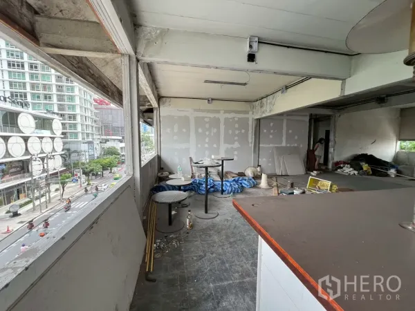 零售空间 出租在Watthana, Bangkok - 临窗角落可见素坤逸路与城市景观，旁有台面。
