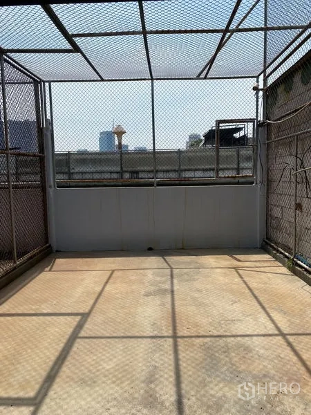 อาคารพาณิชย์ ให้เช่า - ดาดฟ้าล้อมตาข่ายโลหะ เห็นวิวเมืองบางส่วน และท้องฟ้าโปร่ง