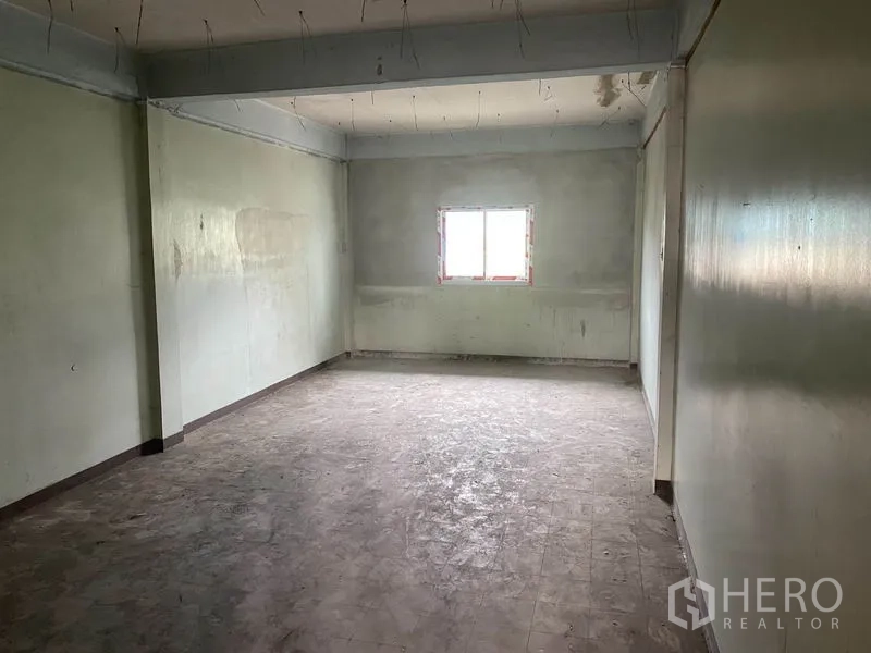 店屋 出租在Yan Nawa, Bangkok - 狭长房间，单窗与素墙，适合隔出办公室。