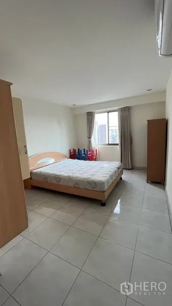 คอนโด ให้เช่าในWatthana, Bangkok - ห้องนอนมีหน้าต่างบานใหญ่ พื้นกระเบื้อง เตียงควีน และตู้เสื้อผ้า