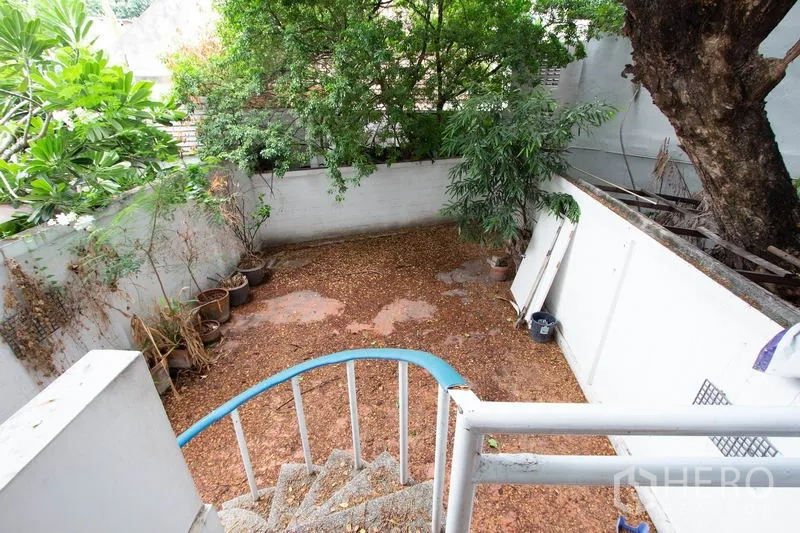 ทาวน์เฮาส์ ให้เช่าในKhlong Toei, Bangkok - ลานสวนส่วนตัวล้อมกำแพง ใต้ร่มไม้ มองจากบันไดเวียน