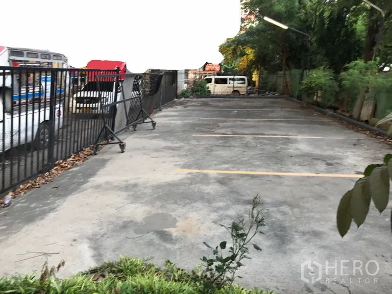 อาคารพาณิชย์ ให้เช่าหรือขายในKhlong Toei, Bangkok - ลานจอดรถกลางแจ้งมีรั้วและตีเส้นช่องจอดติดกับอาคาร