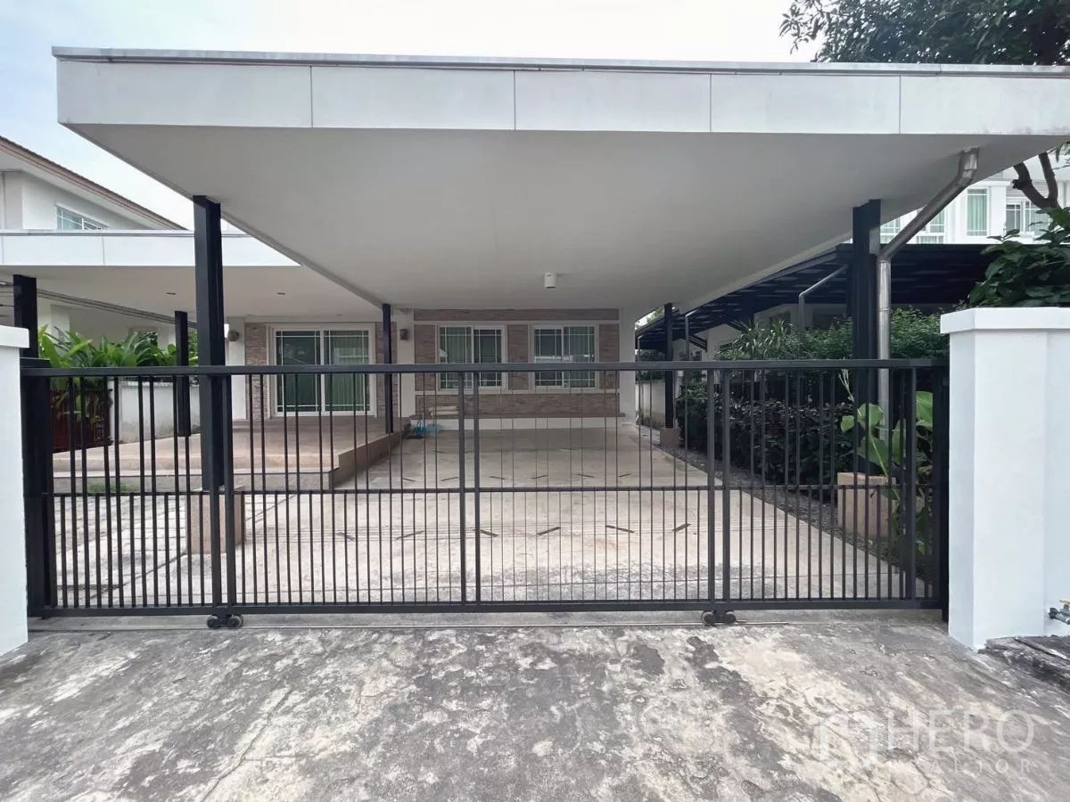 บ้าน ขายในBang Kapi, Bangkok - ซูมประตูรั้วเลื่อนและพื้นที่จอดรถในร่มขนาดใหญ่รองรับรถได้หลายคัน