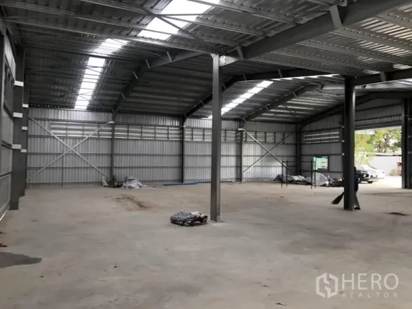 货栈 出租在Lak Si, Bangkok - 仓库内部宽敞，高挑钢屋顶、采光带与混凝土地坪。