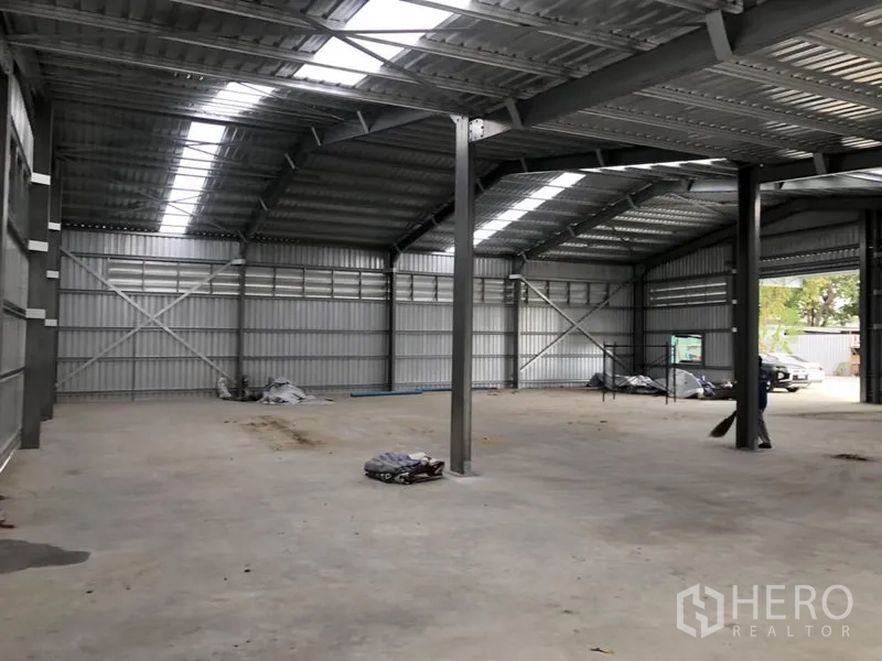 货栈 出租在Lak Si, Bangkok - 仓库内部宽敞，高挑钢屋顶、采光带与混凝土地坪。