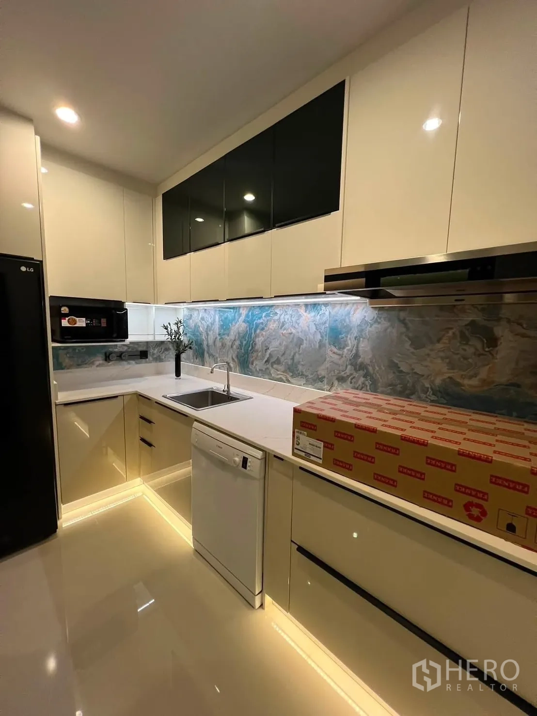 Detached House for rent in Bang Phli, Samut Prakan - L-shaped fitted kitchen with glossy cabinets and under-cabinet lighting.