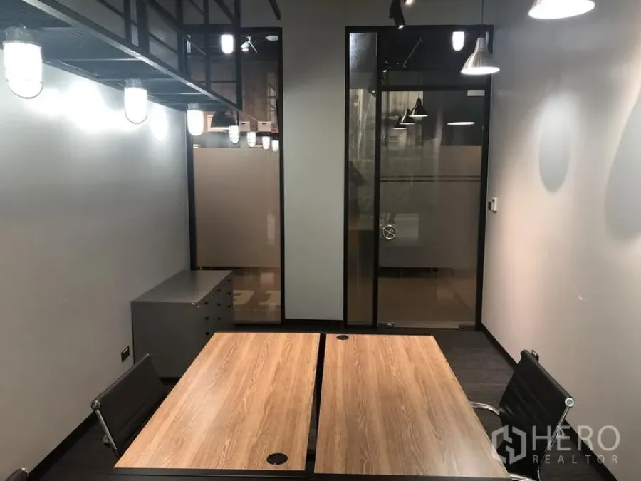 สำนักงาน ให้เช่าในKhlong Toei, Bangkok - ห้องทำงานส่วนตัวแบบเซอร์วิส มีโต๊ะไม้สองตัว เก้าอี้สีดำ ประตูกระจกฝ้า และไฟแขวนสไตล์ลอฟต์