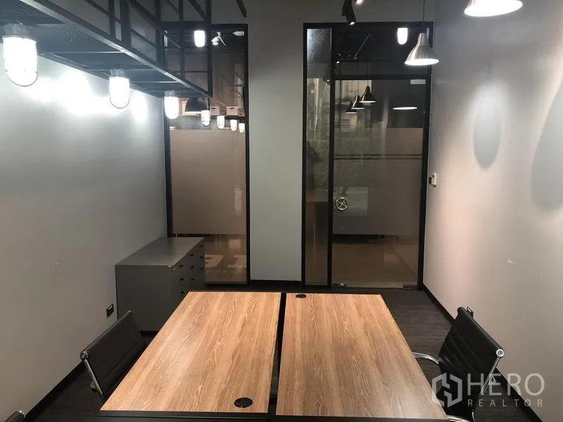 สำนักงาน ให้เช่าในKhlong Toei, Bangkok - ห้องทำงานส่วนตัวแบบเซอร์วิส มีโต๊ะไม้สองตัว เก้าอี้สีดำ ประตูกระจกฝ้า และไฟแขวนสไตล์ลอฟต์