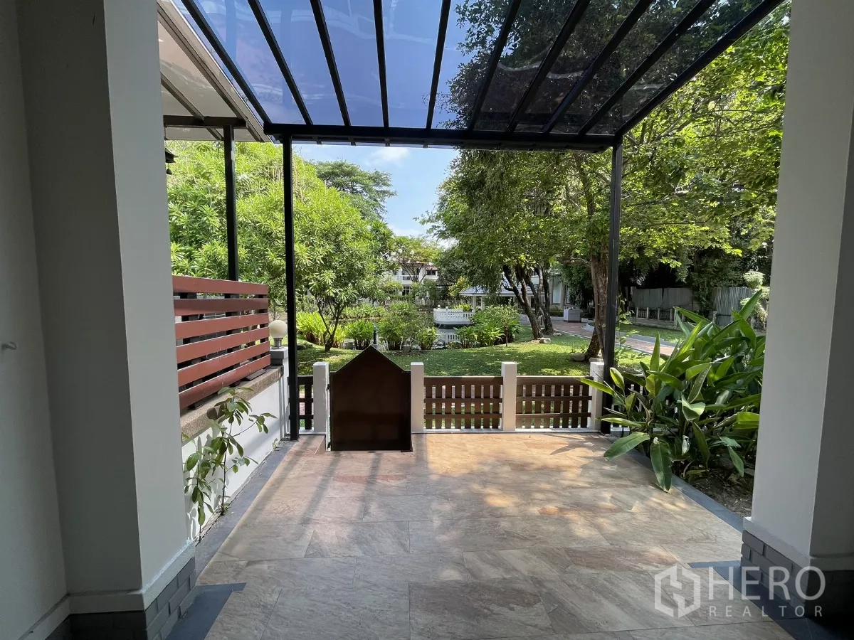 Detached House for rent in Chatuchak, Bangkok - Covered patio overlooking a landscaped communal garden and walkway.