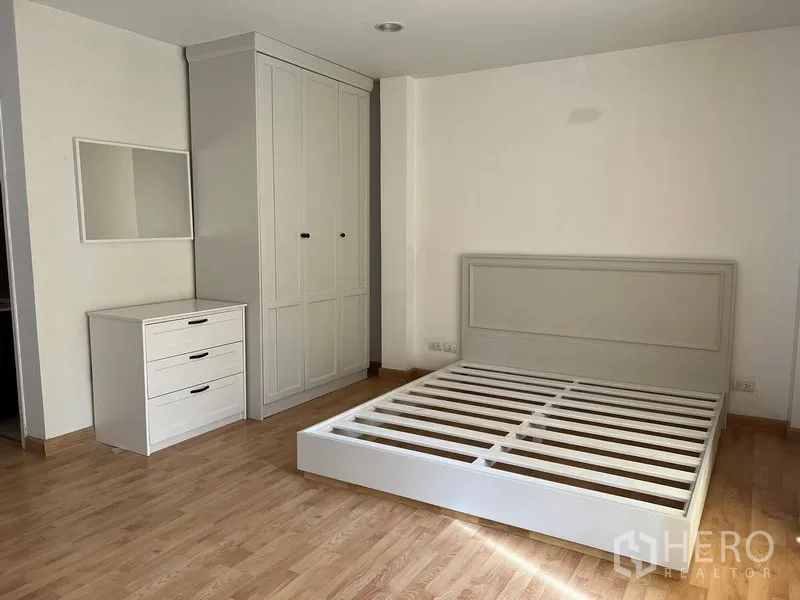 ทาวน์เฮาส์ ให้เช่าในWang Thonglang, Bangkok - ห้องนอนกว้าง พร้อมตู้เสื้อผ้าบิวท์อิน โต๊ะลิ้นชัก และโครงเตียง