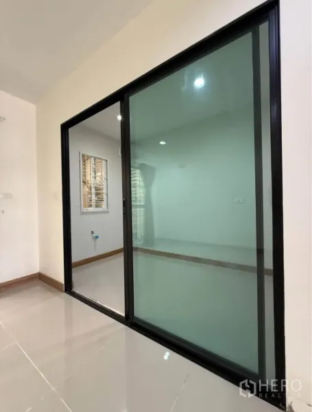 ทาวน์เฮาส์ ให้เช่าในSuan Luang, Bangkok - ฉากกั้นกระจกบานเลื่อนแบ่งห้องอเนกประสงค์กับพื้นที่นั่งเล่น