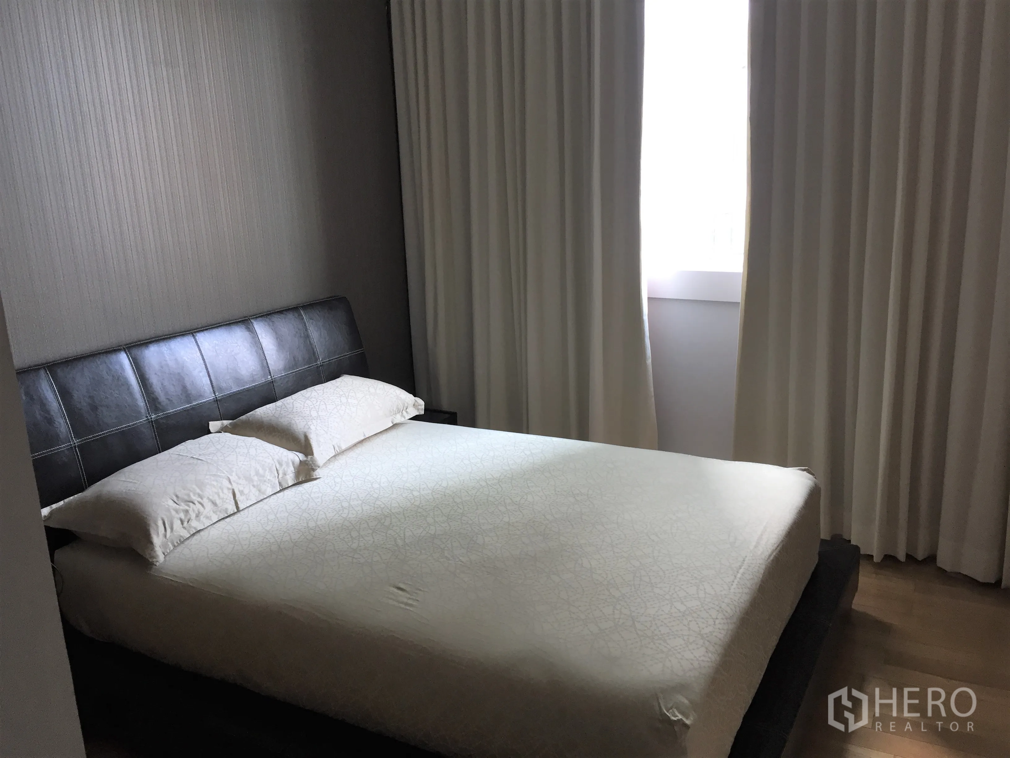 คอนโด ให้เช่าหรือขายในKhlong Toei, Bangkok - ห้องนอนรับแขก หัวเตียงหนัง ม่านทึบแสง รับแสงธรรมชาติอ่อนๆ