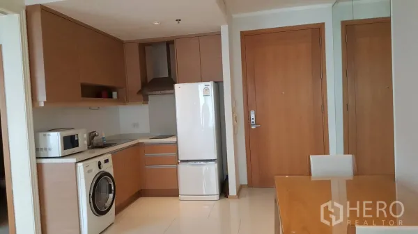 คอนโด ให้เช่าในKhlong Toei, Bangkok - ครัวบิวท์อินสไตล์โมเดิร์น ตู้ไม้ เครื่องซักผ้า ไมโครเวฟ ตู้เย็น และพื้นที่ทานอาหารในคอนโด