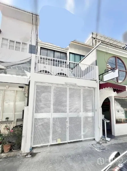 สำนักงานที่บ้าน ให้เช่าในKhlong Toei, Bangkok - ด้านหน้าทรัพย์พร้อมรั้วบานเลื่อนตะแกรงสีขาวและระเบียง