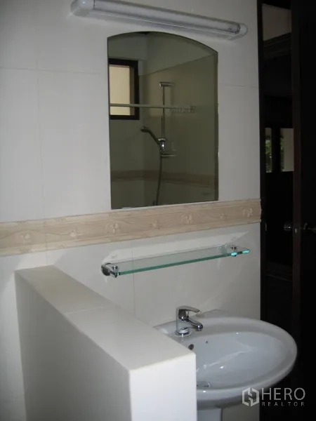 บ้าน ให้เช่าในWatthana, Bangkok - มุมอ่างล้างหน้า กระจกเงา และชั้นกระจกในห้องน้ำ