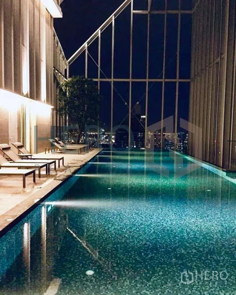 คอนโด ให้เช่า - สระว่ายน้ำดาดฟ้าช่วงค่ำ พร้อมวิวสกายไลน์กรุงเทพฯ