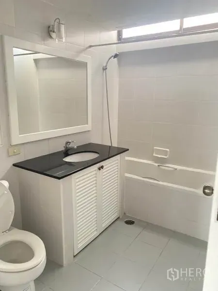 คอนโด ให้เช่าในWatthana, Bangkok - ห้องน้ำโทนขาว สะอาด พร้อมอ่างอาบน้ำ ฝักบัว และเคาน์เตอร์อ่างล้างหน้าท็อปดำ