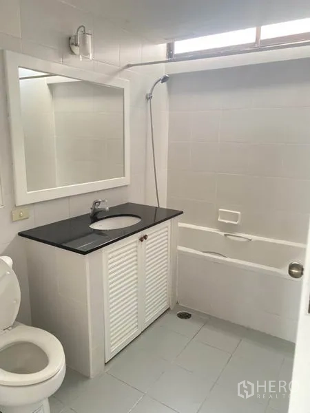 คอนโด ให้เช่าในWatthana, Bangkok - ห้องน้ำโทนขาว สะอาด พร้อมอ่างอาบน้ำ ฝักบัว และเคาน์เตอร์อ่างล้างหน้าท็อปดำ