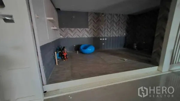 零售空间 出租在Watthana, Bangkok - 抬高的小房间，仿木地板与人字形纹理背景墙