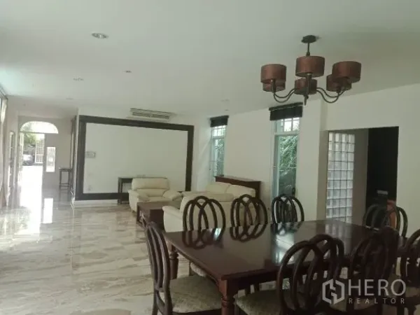 บ้าน ให้เช่าในBang Rak, Bangkok - ห้องนั่งเล่น–รับประทานอาหารแบบเปิด พื้นหินอ่อน หน้าต่างบานใหญ่ และโคมไฟแขวน