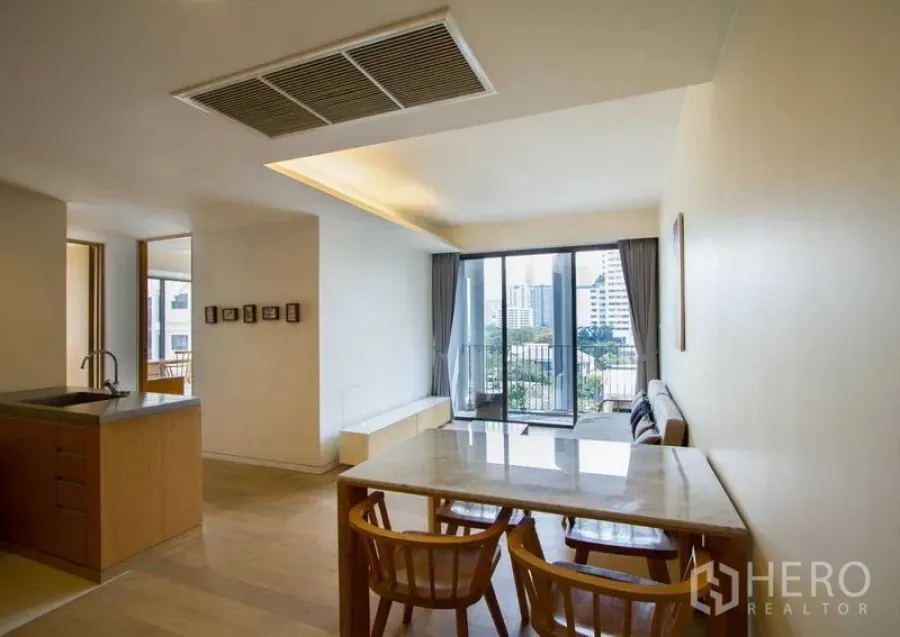 คอนโด ให้เช่าหรือขายในWatthana, Bangkok - โซนรับประทานอาหารและครัวแบบเปิดเชื่อมต่อห้องนั่งเล่นและระเบียง โต๊ะท็อปหินอ่อนพร้อมเก้าอี้ไม้ มองเห็นวิวเมือง