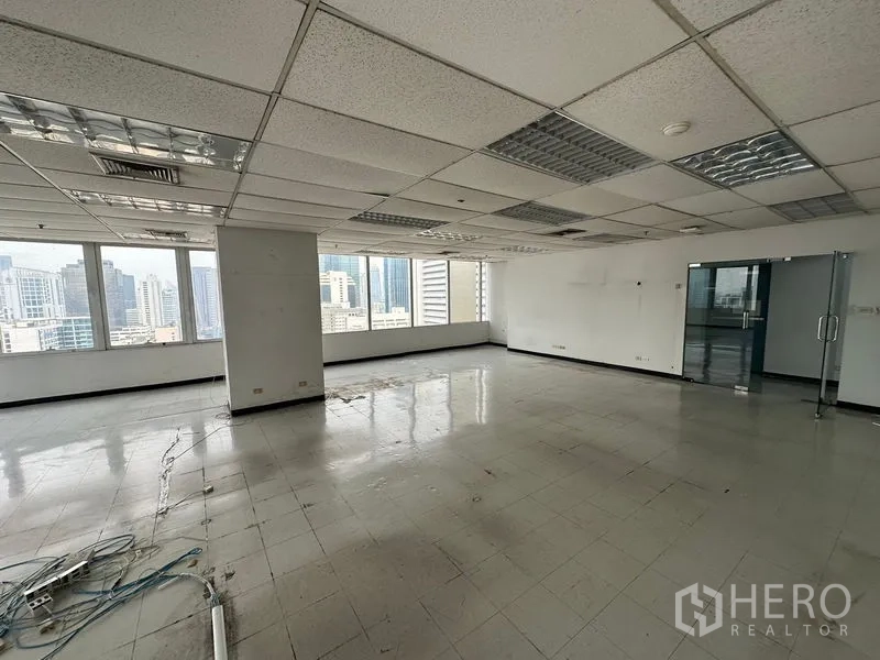 สำนักงาน ให้เช่าในChatuchak, Bangkok - ออฟฟิศแบบเปิดโล่ง เพดานฝ้าทีบาร์ มีห้องประชุมกระจกและวิวสกายไลน์จากหน้าต่างบานกว้าง