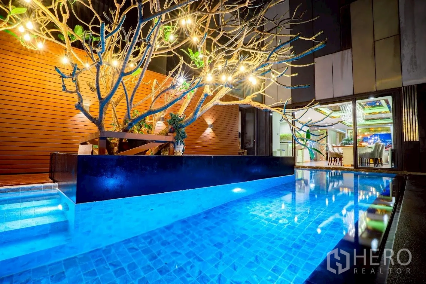 คอนโด for sale in Sathon, Bangkok - ภาพกลางคืนของสระส่วนตัวพร้อมไฟส่องและพื้นไม้