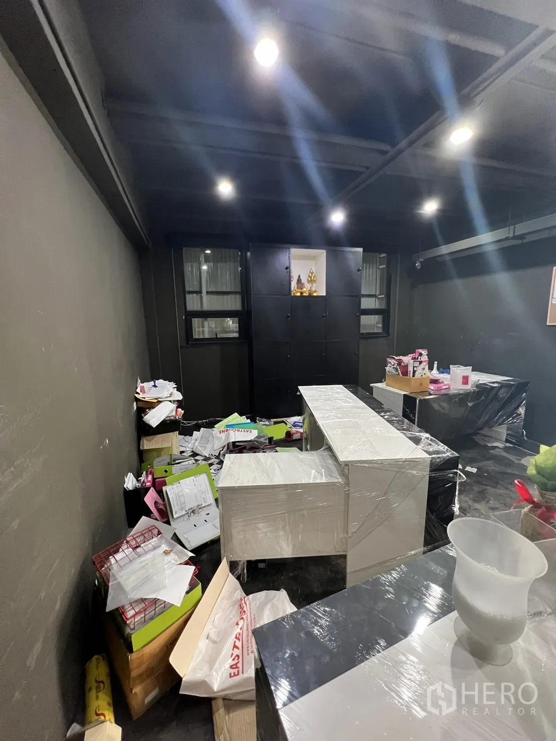 店屋 出租在Watthana, Bangkok - 小型办公/储物间，深色墙面与柜体