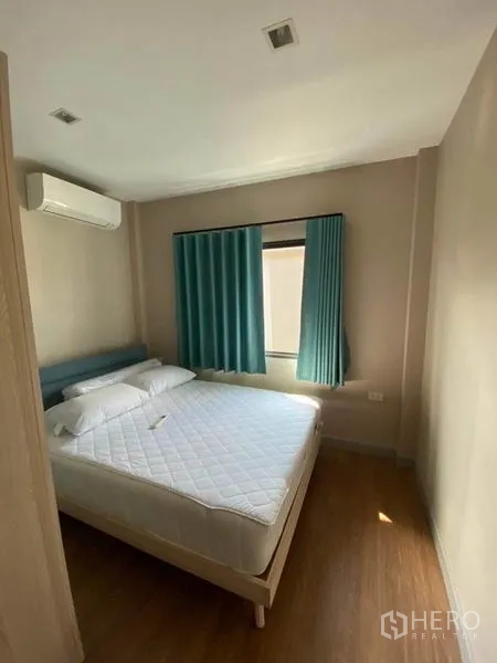 บ้าน ให้เช่าหรือขายในSaphan Sung, Bangkok - ห้องนอนสว่าง เตียงคู่ ผ้าม่านสีเขียวอมฟ้า และแอร์