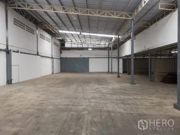 货栈 出租在Suan Luang, Bangkok - 高挑钢结构屋顶与混凝土地面的宽敞仓库内部