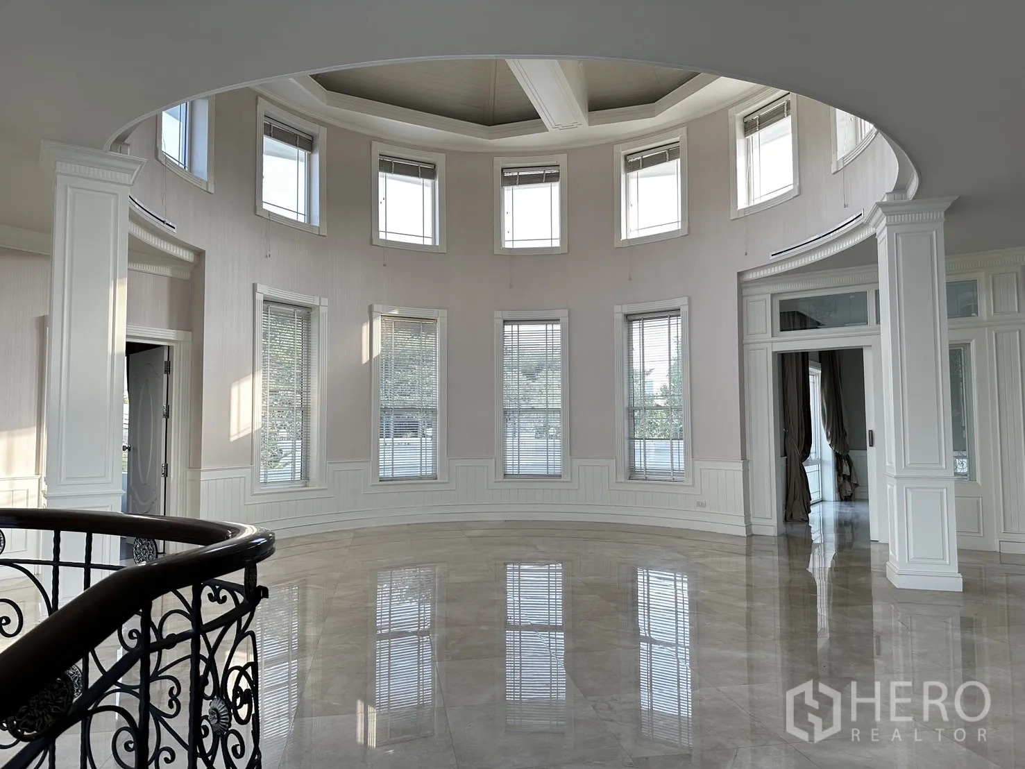 独立式住宅 出租在Chatuchak, Bangkok - 楼上圆形起居区，抛光大理石地面