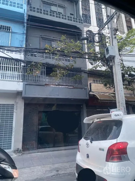 店屋 出租在Watthana, Bangkok - 临街多层店屋外立面，带阳台与卷帘门