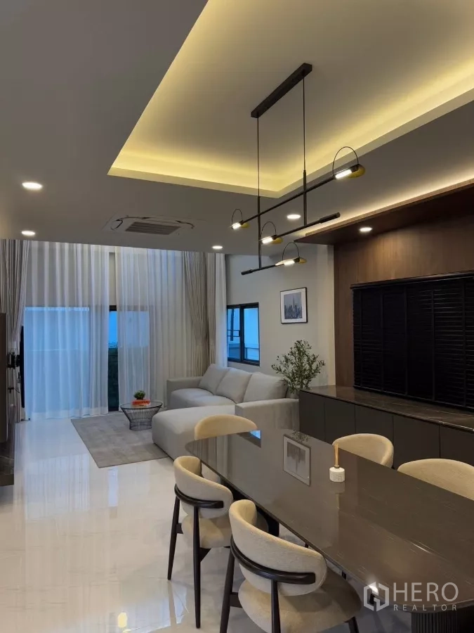 Detached House for rent in Bang Phli, Samut Prakan - Spacious lounge and dining zone with glossy floors and tall windows