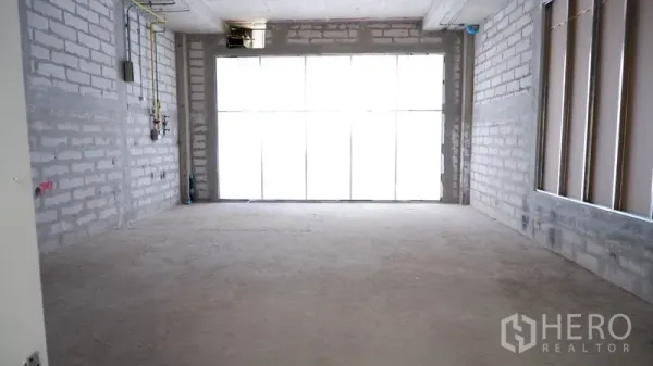 พื้นที่ขายปลีก ให้เช่าในKhlong Toei, Bangkok - พื้นที่ร้านค้าที่ยังไม่ตกแต่ง หน้าร้านกระจกสูงจรดเพดาน พร้อมงานระบบเผยเปลือย ในคลองเตย