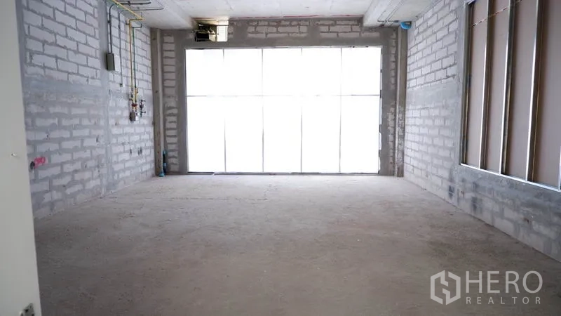 พื้นที่ขายปลีก ให้เช่าในKhlong Toei, Bangkok - พื้นที่ร้านค้าที่ยังไม่ตกแต่ง หน้าร้านกระจกสูงจรดเพดาน พร้อมงานระบบเผยเปลือย ในคลองเตย