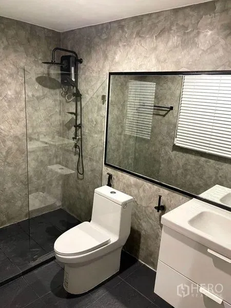 คอนโด ให้เช่าในWatthana, Bangkok - ห้องน้ำสมัยใหม่พร้อมเรนชาวเวอร์ เดินกระจกแบบไร้กรอบ และผนังลายหิน.