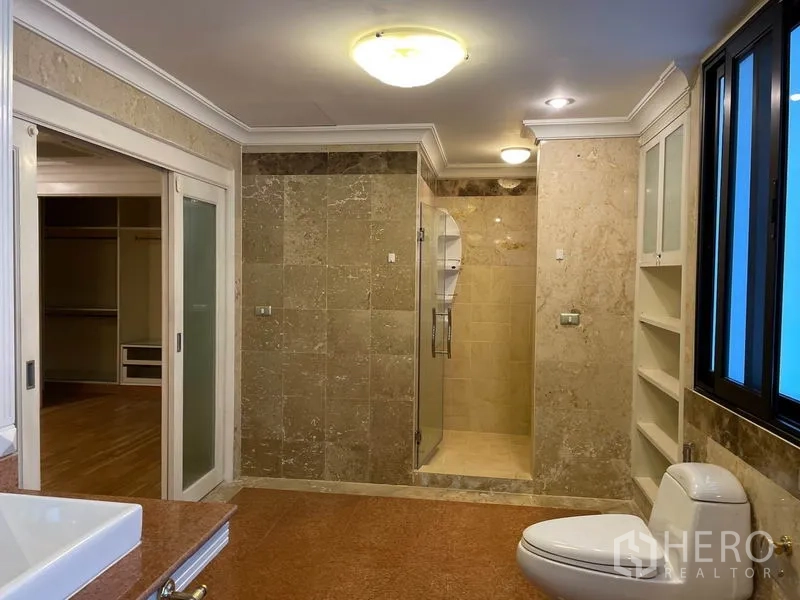 คอนโด ให้เช่าในWatthana, Bangkok - ห้องน้ำกว้างกรุหินอ่อน มีฝักบัวกระจกและชั้นวางบิวท์อิน