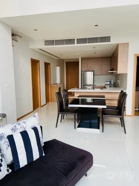 คอนโด ให้เช่าในKhlong Toei, Bangkok - มุมทานอาหารถัดจากครัวในพื้นที่เปิดโล่งพื้นเงา