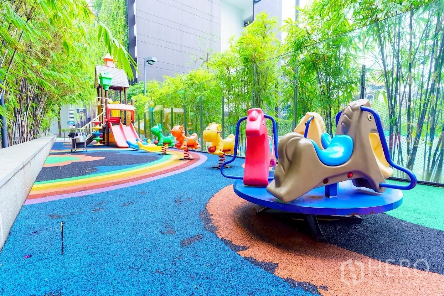 คอนโด for sale in Sathon, Bangkok - สนามเด็กเล่นสีสันสดใสในพื้นที่ส่วนกลาง