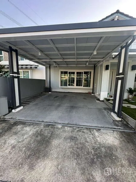 独立式住宅 出租在Prawet, Bangkok - 靠近入户门的双车位有顶车棚，配照明。